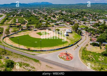 Vue aérienne de la statue ou le monument du célèbre cheval, El Moro de Cumpas et baseball stadium à l'entrée de la ville de Cumpas, Sonora, Mexique. Route de la Sierra de Sonora au Mexique. situé dans la région basse de la Sierra Madre Occidente. Il a été fondé en 1643 par le missionnaire jésuite Egidio Monteffio sous le nom de Notre Dame de l'assomption de Cumpas, avec l'objectif d'évangéliser les tribus de l'opale qui habitaient à cet endroit dans les temps antérieurs et lors de la conquête. (© Photo : LuisGutierrez NortePhoto.com) / Vista Aerea de la estatua o monumento del famoso caballo , El M Banque D'Images