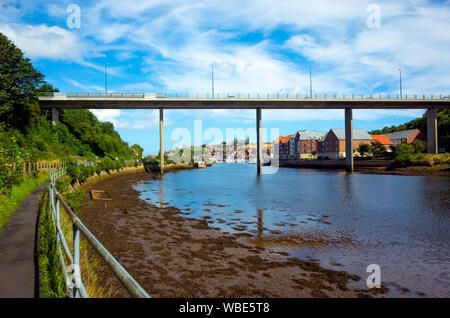 Whitby Road au-dessus de la rivière Esk un mince structure béton construction 1980 porte la main A171 sur la rivière par la ville Banque D'Images