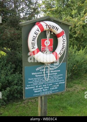 L'affichage à Mill Meadows placés par Henley Conseil municipal de fournir une ceinture pour utilisation d'urgence et les informations concernant l'amarrage temporaire. Banque D'Images