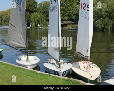 Un trio de petits bateaux sont amarrés sur une parfaite journée d'été sur les rives de la Tamise, à côté du Club de voile de Beaconsfield atteindre. Banque D'Images