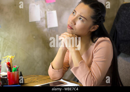 Femme Asiatique souffrant de travailleur blessé,la fatigue, douleur au cou, muscle, a souligné pendant le travail avec ordinateur portable pour une longue période, Banque D'Images