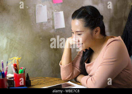 Femme Asiatique souffrant de travailleur blessé,la fatigue, douleur au cou, muscle, a souligné pendant le travail avec ordinateur portable pour une longue période, Banque D'Images