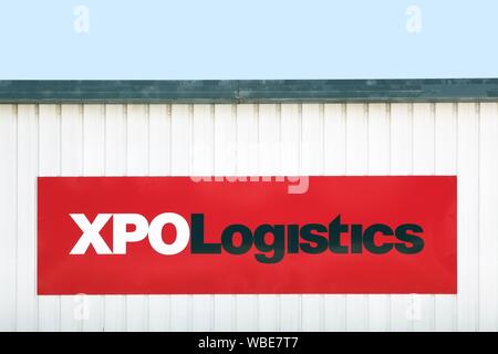 Sélestat, France - 16 juin 2019 : XPO magasin logistique. XPO logistics est un des 10 plus grands fournisseurs de services de transport dans le monde Banque D'Images