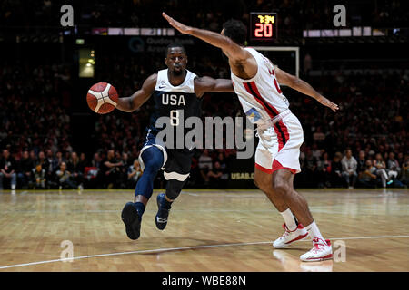 Sydney, Australie. Août 26, 2019. Basket-ball International, États-Unis d'Amérique au Canada Basket-ball Basket-ball ; Harrison Barnes de USA dribble le ballon comme Phil Scrubb du Canada essaie de bloquer - éditorial uniquement. Credit : Action Plus Sport Images/Alamy Live News Banque D'Images