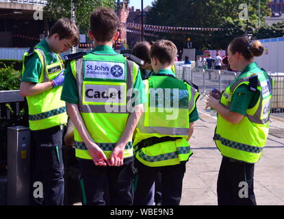 Un groupe de cadets de l'Ambulance St John effectue un exercice d'entraînement dans le centre de Manchester, au Royaume-Uni. Banque D'Images