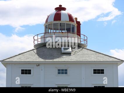 Le phare du cap Spear historique sur un jour nuageux et lumineux. Banque D'Images