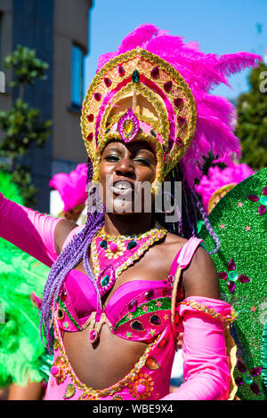 26 août 2019 - samba dancer portant une coiffe au Notting Hill Carnival sur une banque chaud lundi férié, Londres, Royaume-Uni Banque D'Images