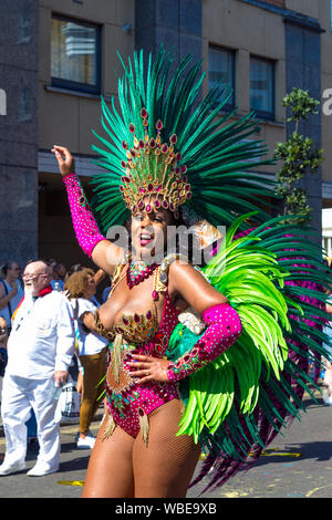 26 août 2019 - samba dancer portant une coiffe ornée de plumes et de body à Notting Hill Carnival sur une banque chaud lundi férié, Londres, Royaume-Uni Banque D'Images