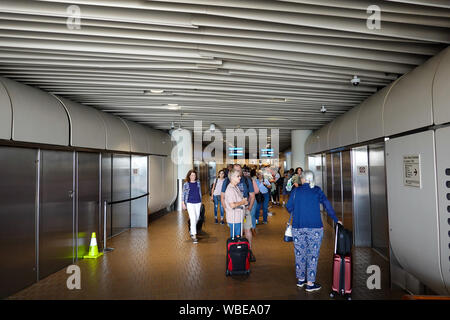 Orlando, Floride/USA-8/22/19 : personnes en attente d'obtenir sur un train pour s'être à l'aéroport d'embarquement. Banque D'Images