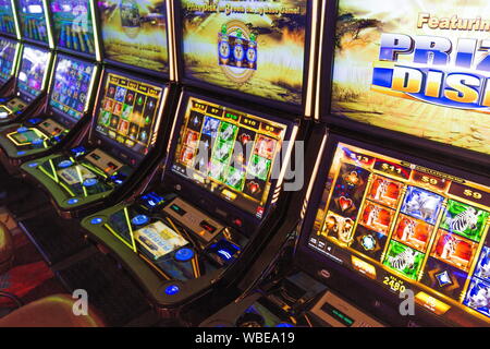 Buffalo, USA-20, Juillet 2018 : hall casino moderne avec des machines à sous, roulette et des tables de blackjack Banque D'Images