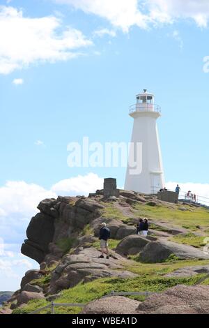 Le phare du cap Spear historique, avec 'la face dans les rochers' sur un jour nuageux et lumineux. Banque D'Images