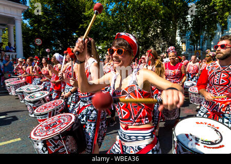 26 août 2019 - Mundo Batala Drummers au Notting Hill Carnival sur une banque chaud lundi férié, Londres, Royaume-Uni Banque D'Images