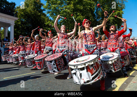 26 août 2019 - Mundo Batala Drummers au Notting Hill Carnival sur une banque chaud lundi férié, Londres, Royaume-Uni Banque D'Images