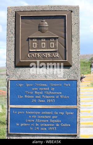 Le phare du cap Spear historique sur un jour nuageux et lumineux. Banque D'Images