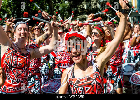 26 août 2019 - Mundo Batala Drummers au Notting Hill Carnival sur une banque chaud lundi férié, Londres, Royaume-Uni Banque D'Images