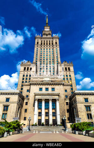 L'extérieur de l'art déco, style du réalisme soviétique, Palais de la Culture et de la Science (Palac Kultury i Nauki), Varsovie, Pologne Banque D'Images