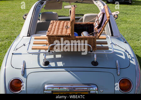 Nissan Figaro avec panier pique-nique en osier au Ormskirk Motorfest 2019 à Lancashire Banque D'Images