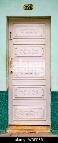 Trinidaad, Cuba 26 Nov 2017 - porte blanche sur mur vert Banque D'Images