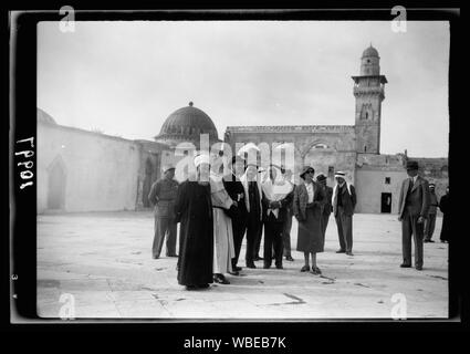 Haut Commissaire français pour la Syrie visite le Temple à Jérusalem, le 18 novembre '39. Parti du commissaire à admirer le dôme du Rocher, groupe, minaret en arrière-plan Abstract/medium : G. Eric et Edith Matson Photograph Collection Banque D'Images