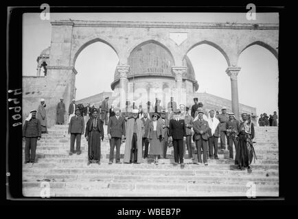 Haut Commissaire français pour la Syrie visite le Temple à Jérusalem, le 18 novembre '39. S.e. (c.-à-d., S. E.) Le Haut Commissaire de la Syrie, M. Gabriel Puaux & parti, sur les marches, zone de mosquée[sound] Abstract/medium : G. Eric et Edith Matson Photograph Collection Banque D'Images