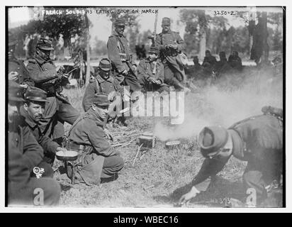 Soldats français manger soupe sur mars Résumé/moyenne : 1 négatif : vitrage ; 5 x 7 in. ou moins. Banque D'Images