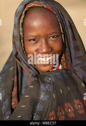 Jeune femme arbore en basse vallée de l'Omo, en Ethiopie. Un programme de réinstallation en cours menace les tribus dans le sud de l'Ethiopie Banque D'Images