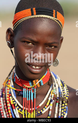 Jeune femme arbore en basse vallée de l'Omo, en Ethiopie. Un programme de réinstallation en cours menace les tribus dans le sud de l'Ethiopie Banque D'Images