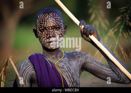 Jeune garçon Suri tribal lors d'une cérémonie en basse vallée de l'Omo près de l'Éthiopie, Kibish Banque D'Images