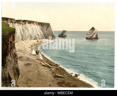 La baie d'eau douce et les enterrements de passage des roches, île de Wight, Angleterre ; Banque D'Images