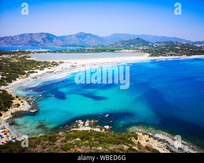 Mer turquoise et transparente à Porto Giunco, Villasimius, Sardaigne, Italie Banque D'Images