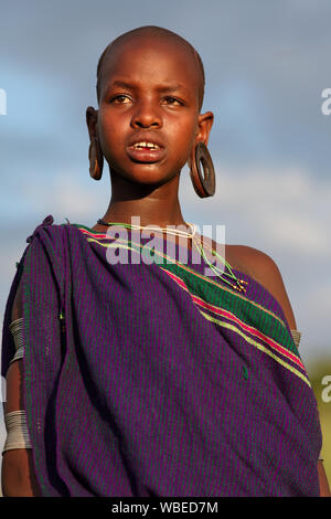 Belle fille Suri tribal lors d'une cérémonie en basse vallée de l'Omo près de l'Éthiopie, Kibish Banque D'Images