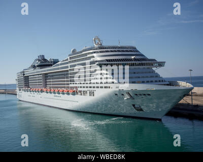 Civitavecchia, Italie - 18 août 2019 : navire de croisière de luxe amarrés dans le port de Civitavecchia, le port le plus important près de Rome, Italie. Banque D'Images