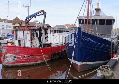 Coque en bois de très vieux bateaux amarrés dans le port de Eyemouth sur l'Ecosse Banque D'Images