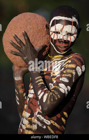 Jeune garçon Suri tribal lors d'une cérémonie en basse vallée de l'Omo près de l'Éthiopie, Kibish Banque D'Images