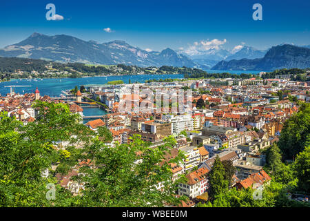 Centre-ville historique de Lucerne avec le célèbre Pont de la chapelle et le lac des Quatre-Cantons (Floralpina), Canton de Lucerne, Suisse Banque D'Images