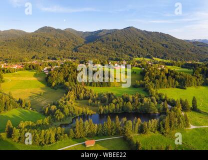 Schonauer Weiher et Bad Heilbrunn, Stallauer Eck et Enzauer Kopf, Tolzer Terre, vue aérienne, Préalpes, Upper Bavaria, Bavaria, Germany Banque D'Images