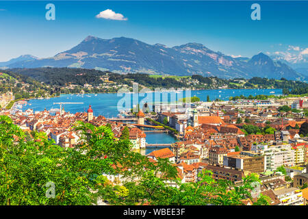 Centre-ville historique de Lucerne avec le célèbre Pont de la chapelle et le lac des Quatre-Cantons (Floralpina), Canton de Lucerne, Suisse Banque D'Images