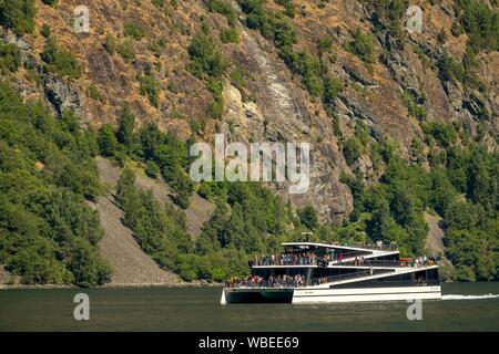 Catamaran, bateau d'excursion en face d'un visage de Steep Rock, Naeroyfjord, Sogn og Fjordane, Norvège, Scandinavie Banque D'Images
