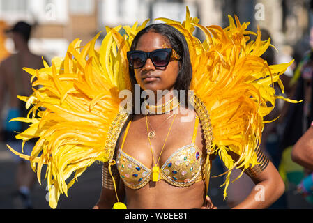 Femme en costume coloré à la jamaïcaine élaborée Notting Hill Carnival Parade finale sur un jour férié lundi Banque D'Images