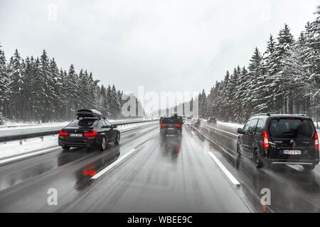 Le mauvais temps, le trafic automobile pendant les fortes chutes de neige et de la pluie sur l'autoroute A8, près de Munich, Bavière, Allemagne Banque D'Images