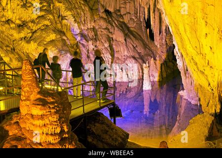 Petit lac dans la grotte de stalactites Dim Magarasi, Kestel, Alanya, Antalya, Turquie Banque D'Images