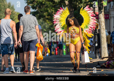 Femme en costume coloré à la jamaïcaine élaborée Notting Hill Carnival Parade finale sur un jour férié lundi. Perdu dans son propre monde Banque D'Images