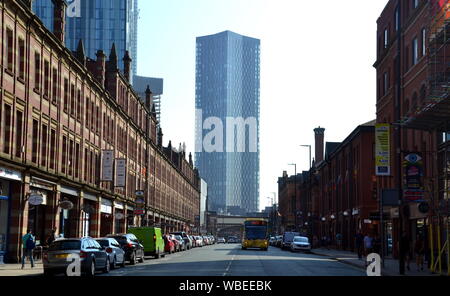 En regardant le long de Deansgate vers Deansgate Square, un développement de gratte-ciel dans le centre-ville de Manchester, Royaume-Uni Banque D'Images