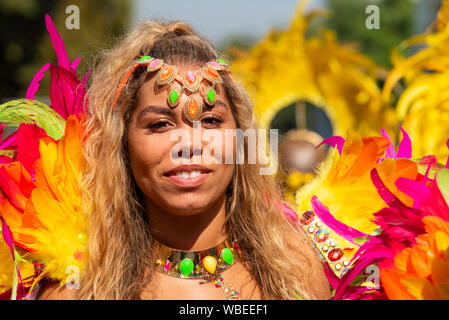 Femme en costume coloré à la jamaïcaine élaborée Notting Hill Carnival Parade finale sur un jour férié lundi. Plumes lumineuses Banque D'Images