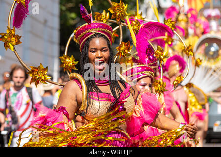 Femme en costume coloré à la jamaïcaine élaborée Notting Hill Carnival Parade finale sur un jour férié lundi Banque D'Images