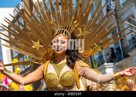 Femme en costume coloré à la jamaïcaine élaborée Notting Hill Carnival Parade finale sur un jour férié lundi Banque D'Images