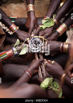 Hamer à un rituel bull jumping cérémonie, vallée de l'Omo, Ethiopie inférieure Banque D'Images