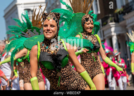 Femme en costume coloré à la jamaïcaine élaborée Notting Hill Carnival Parade finale sur un jour férié lundi Banque D'Images