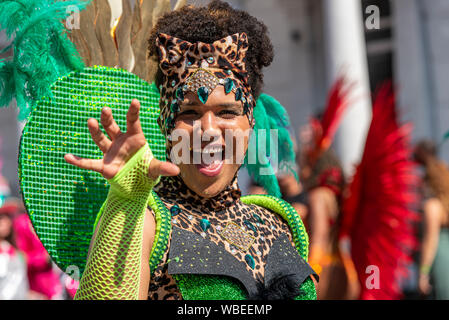 Femme en costume coloré à la jamaïcaine élaborée Notting Hill Carnival Parade finale sur un jour férié lundi. Cat claw impression Banque D'Images