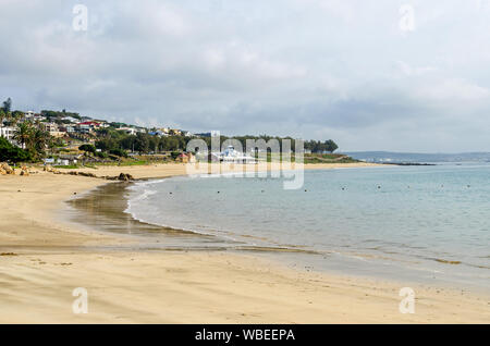 L'une des plages avec restaurant Jackal près du port de Mossel Bay, une ville portuaire et une destination de vacances de plage sur le cap du sud de l'un Banque D'Images